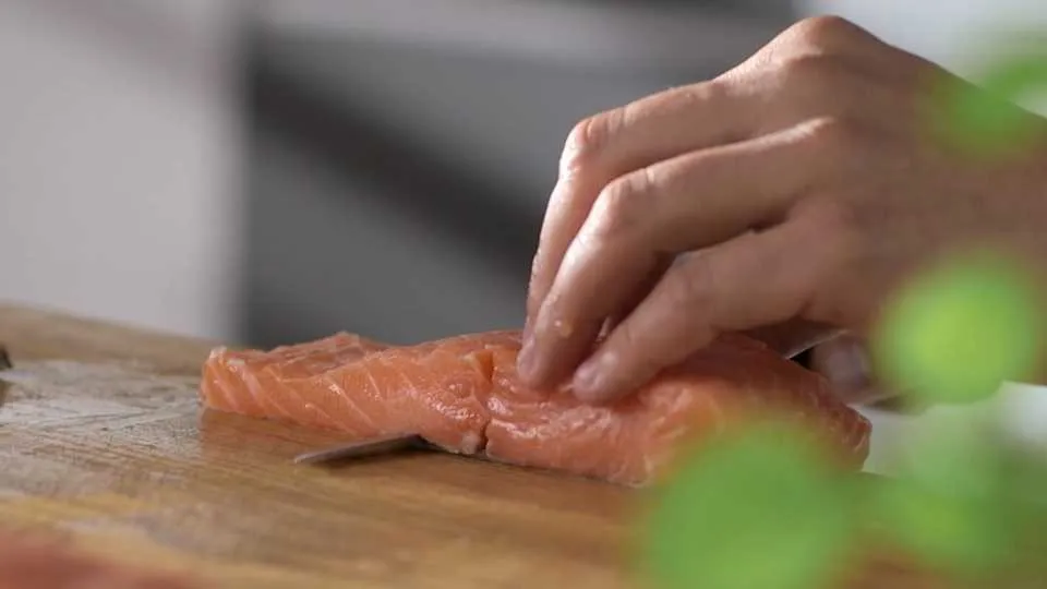 Jak zdjąć skórę z łososia?